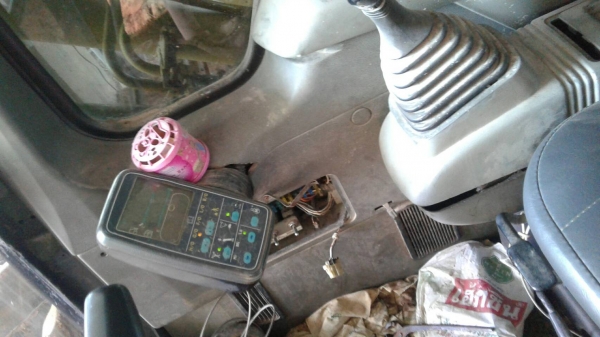 แม็กโครมือสอง/ Komatsu Pc200-6 ไฟฟ้าครบ/ ช่วงล่างดีใช้ได้/ เอวเปลี่ยนใหม่/ เทอร์โบใหม่/ เอกสารจาก บริษัท บางกอก