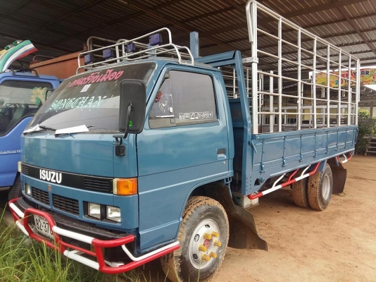ขายรถบรรทุก6ล้อ ISUZU NPR 115แรง เครื่องดี พร้อมใช้งานได้เลย ราคา350000 สนใจโทร 090-8588220 090-3258