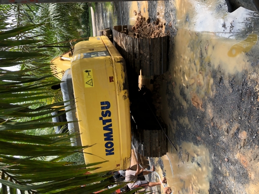 แมคโค 200 รุ่น 8 ปี 56 เครื่องดี เอวแน่น โซ่เต็ม ใช้งานน้อย สนใจติดต่อ 088-3967913 เจ้มยุรี แมคโค 200 รุ่น 8 ปี 56 เครื่องดี เอวแน่น โซ่เต็ม ใช้งานน้อย สนใจติดต่อ 088-3967913 เจ้มยุรี