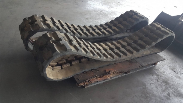 ขายแทรคยางมือสองสภาพ80\% ขนาดยาง  450x14.2x41 ข้อ เหมาะสำหรับ รถขุดขนาด6 ตัน เช่น PC60/CAT70 /SH60 สภาพสวยพร้อมใช้