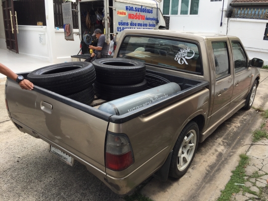 ยาง Dunlop 215 65 16 ปี17 มีให้เลือก2ชุด ดอกเต็ม ไม่มีปะ ใช้ยาว ราคาไม่แพง