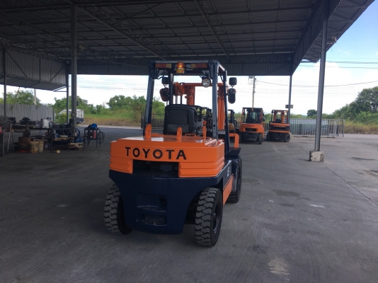 ขายรถยกโฟน์คลิฟท์ยี่ห้อTOYOTA5FD45 3เมตรเข้าตู้