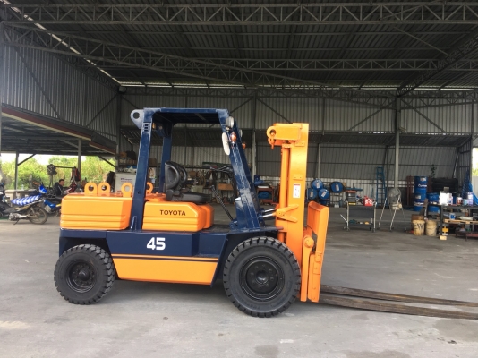 ขายรถยกโฟน์คลิฟท์ยี่ห้อTOYOTA5FD45 3เมตรเข้าตู้