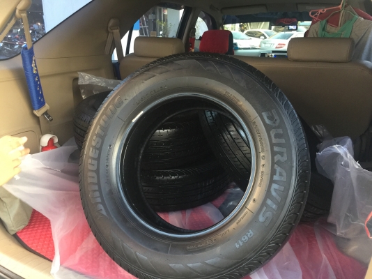 ยาง Bridgestone 205 70 15 ปลายปี17 ดอกเต็ม ไม่มีปะ เนื้อนิ่มๆ ใช้ยาว ราคาไม่แพง