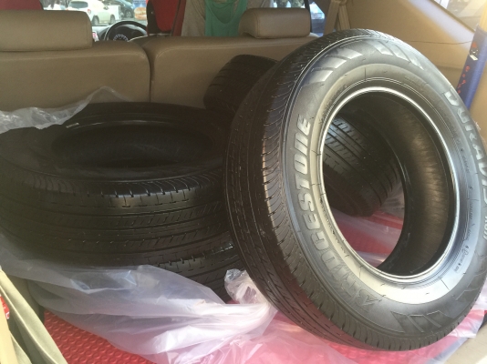 ยาง Bridgestone 205 70 15 ปลายปี17 ดอกเต็ม ไม่มีปะ เนื้อนิ่มๆ ใช้ยาว ราคาไม่แพง
