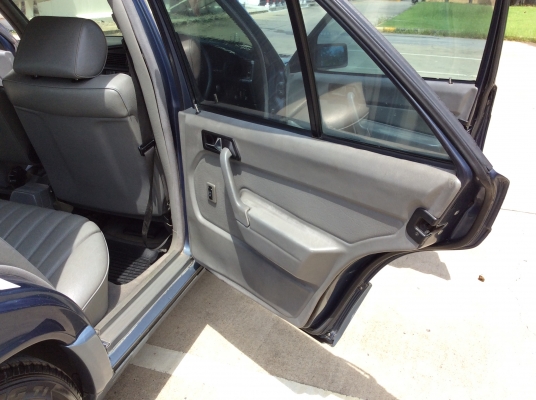 ขายรถ Benz 190 ปี92 เครื่องโตโยต้า 3S 2.0 ออโต้ แก๊สหัวฉีด+น้ำมัน ไฟฟ้าทั้งคัน เบาะสวยเดิม แอร์เย็น ตัวถังเดิมๆ แม็ก15&rdquo;ยางใหม่ปี2016 รถขับขี่ดีมาก ภาษี61