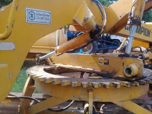 รถเกรด Champion 710 A