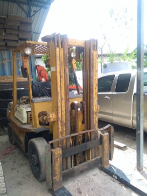 รถโฟคลิบมี 2 คันยก 2 ตันทั้งสองคันเสาสูง 4.50 เมตรโคมัสสุกับโตโยต้า ราคา 100,000 เก่านอกรถ กทม