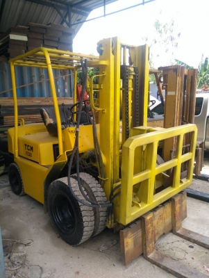 รถโฟคลิบมี 2 คันยก 2 ตันทั้งสองคันเสาสูง 4.50 เมตรโคมัสสุกับโตโยต้า ราคา 100,000 เก่านอกรถ กทม