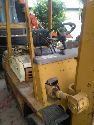 รถโฟคลิบมี 2 คันยก 2 ตันทั้งสองคันเสาสูง 4.50 เมตรโคมัสสุกับโตโยต้า ราคา 100,000 เก่านอกรถ กทม