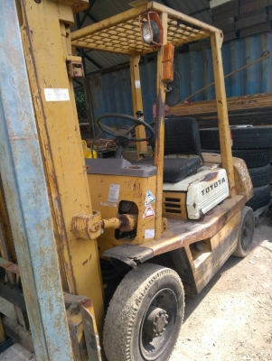 รถโฟคลิบมี 2 คันยก 2 ตันทั้งสองคันเสาสูง 4.50 เมตรโคมัสสุกับโตโยต้า ราคา 100,000 เก่านอกรถ กทม