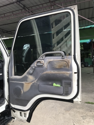 รถ 6 ล้อกระบะบรรทุก ยี่ห้ออีซูซุ รุ่น NQR ขนาด 175 แรงม้า จดทะเบียนปี 2549 มีประกันชั้น 3 พึ่งทำ 12/
