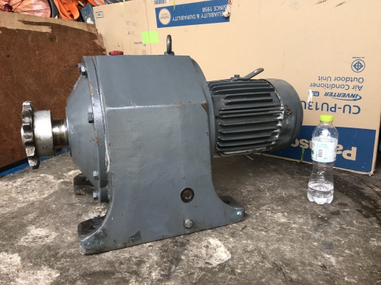 ขายมอเตอร์เกียร์ Teco 3HP. 380V หัวเกียร์ LM อัตราทด 1:180 made in Taiwan เพลาออกประมาณ 8รอบต่อนาที รอบช้าหัวใหญ่แรงบิดเยอะ สภาพสวยมาก หมุนนิ่ม พร้อมใช้งาน ราคา 9,800 บาท
