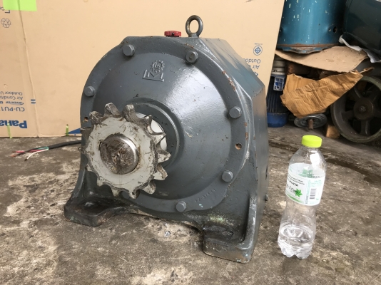 ขายมอเตอร์เกียร์ Teco 3HP. 380V หัวเกียร์ LM อัตราทด 1:180 made in Taiwan เพลาออกประมาณ 8รอบต่อนาที รอบช้าหัวใหญ่แรงบิดเยอะ สภาพสวยมาก หมุนนิ่ม พร้อมใช้งาน ราคา 9,800 บาท