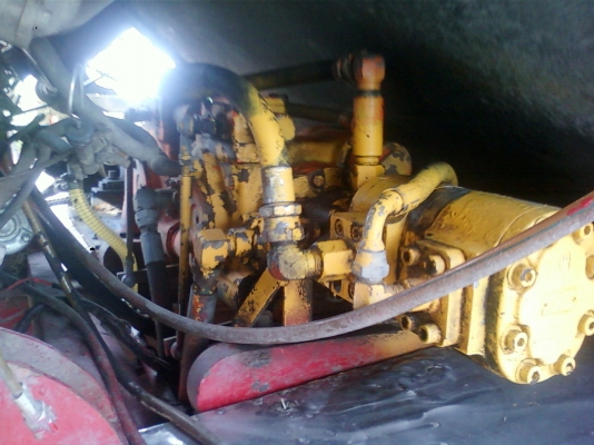 ขาย!! รถเกี่ยวข้าว อู่ท่าเสาพัฒนา อุ้ม 2.3 ตัน ท่อไซโลปรับระดับ เครื่อง HINO HO7D TURBO / DAIKIN 23 / ตัวเดิน 12 (เก่านอก)