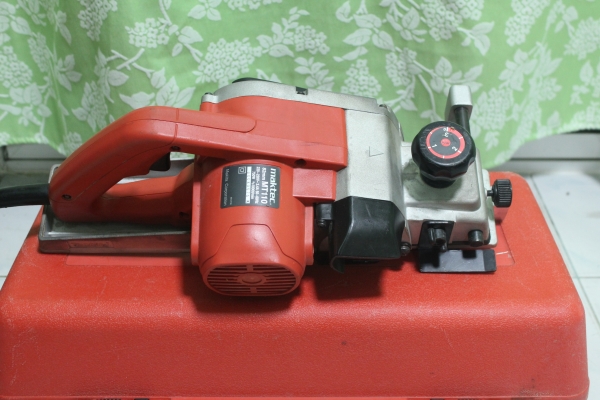 กบไสไม้ไฟฟ้ายี่ห้อ maktec mt110 สภาพดีเกิน 90 เปอร์เซนต์ครับ กบไสไม้ไฟฟ้ายี่ห้อ maktec mt110 สภาพดีเกิน 90 เปอร์เซนต์ครับ