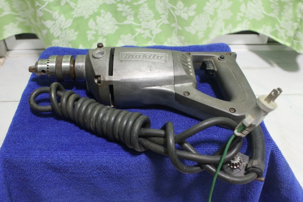 สว่านไฟฟ้าขนาด 4 หุนยี่ห้อ makita รุ่น 6301สภาพดีมากครับพร้อมใช้