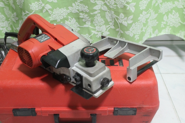 กบไสไม้ไฟฟ้ายี่ห้อ maktec mt110 สภาพดีเกิน 90 เปอร์เซนต์ครับ