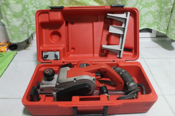 กบไสไม้ไฟฟ้ายี่ห้อ maktec mt110 สภาพดีเกิน 90 เปอร์เซนต์ครับ