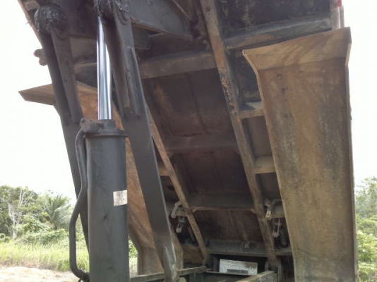 รถอิซูซุ 10 ล้อดั๊ม เปลื่ยนเครื่อง 230 แรงม้า ปี 40  สนใจติดต่อ 081 - 6079515