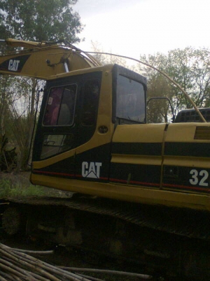 ต้องการขายรถแมคโครcat 320Bเอกสารอินวอยส์ เจ้าของขายเอง