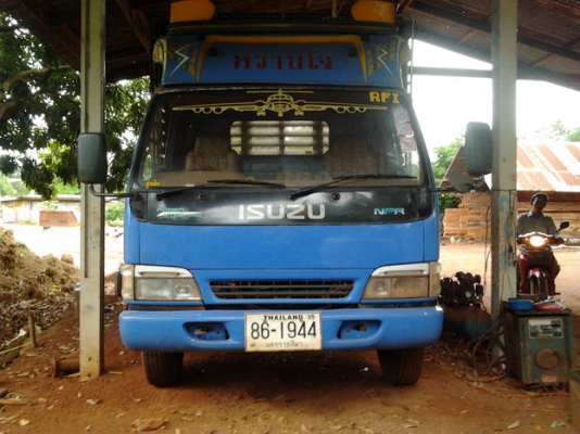 ขาย 6ล้อ "ขวัญใจรถแรง" ISUZU NPR66L วางเครื่องใหญ่ 6BG1 175แรง แห้งดีไม่เยิ้มไม่ซึม เกียร์Rockyใหญ่ ช่วงล่างใหญ่ Fหลัง คัสซีสวยเดิมไม่ผุไม่บวม เสริมเหล็กบน แข็งแรง หัวบางภายในสวยคอนโซลครบ แอร์ พ.พาวเวอร์ เบรคทริฟฟี่ กระบะพื้นไม้คอกไม้สูงสภาพสวยไ