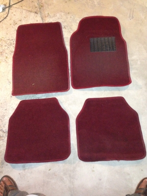 ขายพรม Levin สีแดง 4 ชิ้น 800 บาท