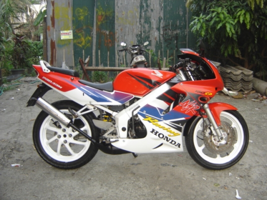 NSR 150 SP PROARM มี 3 คัน สวยมาก สีเขียวส้ม สีแดง ทำสีใหม่ทั้งคัน ราคา 35000 บาท มี 1 คัน และ อีกคัน ราคา 37000 บาท อีกคัน 39000  ติดต่อ 0808051985 คุณ เจ สีลม ซอย 10 กทม