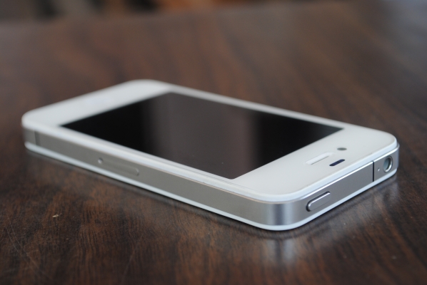 ขนอกเรื่องครับ ขาย iphone4 16g ขาวๆ งามๆ ครับ