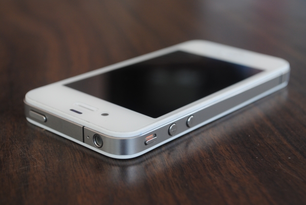 ขนอกเรื่องครับ ขาย iphone4 16g ขาวๆ งามๆ ครับ