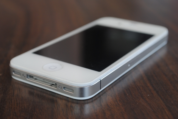 ขนอกเรื่องครับ ขาย iphone4 16g ขาวๆ งามๆ ครับ