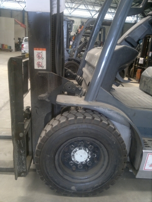 ขายรถฟอร์คลีฟท์ TOYOTA 8FGL20 เสา3M ออโต้ปี2007, 4527 ชม.สภาพดี รถนอกนำเข้ามาปล่อยเช่า1ปี ติดต่อ มานะ 085-9049669