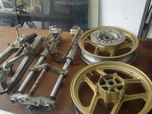 ขายแผงคอพร้อมโช๊คหน้า+แม็กหน้าหลัง+ชุดดิสก์ 2700