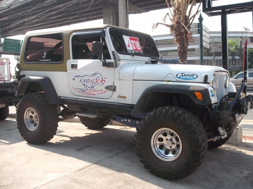 ขายด่วน JEER WRANGLER  เครื่องติดแก๊ส ชุดคาน หน้า/หลัง WRANGLER แท้