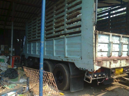 รถอิซูซุ 10 ล้อ รั่ว เปลื่ยนเครื่อง 195 แรงม้า  สนใจติดต่อ 081 - 6079515