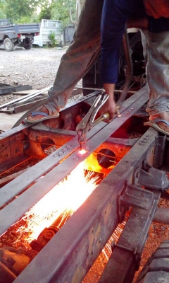 รับต่อดัมพ์ ซ่อมแซสซี ติดตั้งเครน และแก้ไข ตัดต่อ ดัดแปลงการใช้งานตามต้องการ