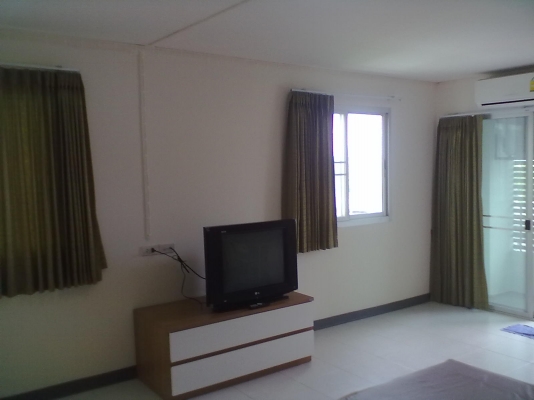 ให้เช่า นครปฐมรีสอร์ทคอนโด ห้องมุมทิศใต้มีหน้าต่างรอบด้านไม่อับ เลขที่ 407 ชั้น 4 อาคาร B ติดต่อเจ้าของโดยตรงที่ 081-6459554 ชื่อต่อครับผม