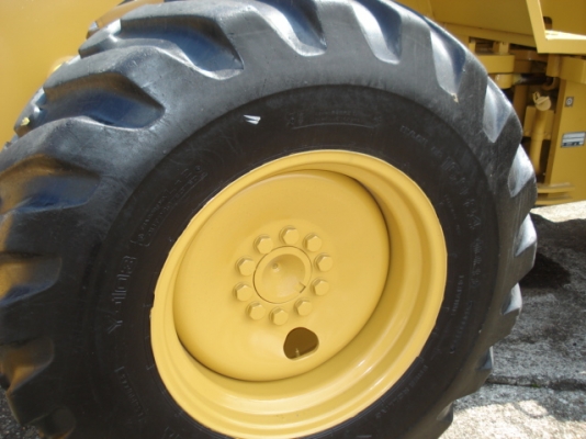 รถตักล้อยาง CAT 910F มาแล้วครับ รถงามแต้ๆเจ้า รอนำเข้าไทยครับ มานะ 085-9049669