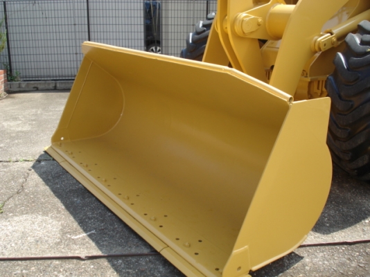 รถตักล้อยาง CAT 910F มาแล้วครับ รถงามแต้ๆเจ้า รอนำเข้าไทยครับ มานะ 085-9049669