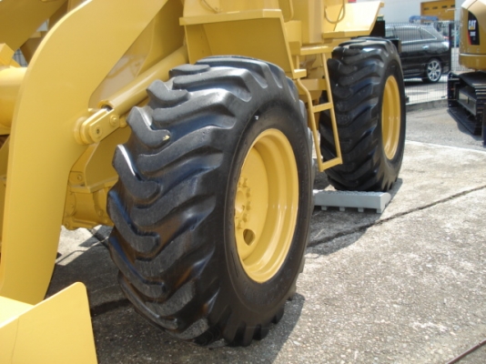 รถตักล้อยาง CAT 910F มาแล้วครับ รถงามแต้ๆเจ้า รอนำเข้าไทยครับ มานะ 085-9049669