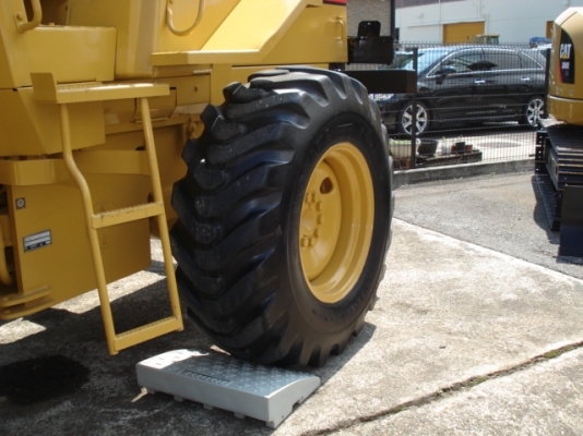 รถตักล้อยาง CAT 910F มาแล้วครับ รถงามแต้ๆเจ้า รอนำเข้าไทยครับ มานะ 085-9049669