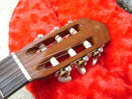 ขายกีตาร์ YAMAHA คลาสสิค สภาพสวยๆ ถูกๆ