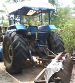 FORD 6600 - 1 เพลา เครื่อง T5 เครื่องแรงดีแห้งดีทั้งคันไม่เยิ้ม อุปกรณ์ครบพร้อม มีใบมีดดันหน้า ผานพรวนดิน 7 ช่วงล่างดี ยางดีหน้าหลังประมาณ 60\% พร้อมใช้งาน เอกสารสัญญาซื้อขาย ราคาต่อรองได้ครับ