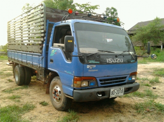 ISUZU NPR 120 HP 4HF1 ปี 39 เครื่องฝาดำ กระบะเหล็กคอกไม้สูงความยาว 4.30 เมตรสภาพสวยดี เครื่องแห้งแรงดีม่เยิ้ม ภายในเก๋งสีบางเดิมๆ พวงมาลัยเพาเวอร์ ช่วงล่างคัชซีสวยมากไม่มีดาม เฟืองท้ายใหญ่ติด F ครบพร้อม ยาง 8.25 ขอบ 16 สภาพดีพร้อมใช้งาน เอกสารทะเบียนภาษีค