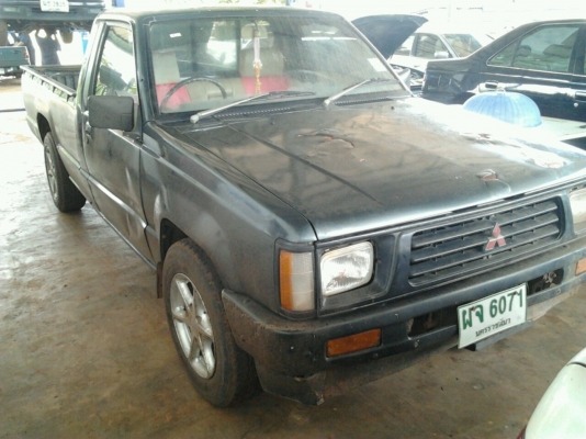 MITSUBISHI L200-CYCLONE 2.5 MT ปี 95 เครื่องแห้งแรงดีไม่มีเยิ้ม ภายในสวยครบ กระบะพื้นกับฝาข้างไม่มีผุ ช่วงล่างคัชซีสวย ล้อแม็กลายสวย ยางสภาพดี 4 เส้นหน้าหลังประมาณ 70\% พร้อมใช้งาน เอกสารทะเบียนภาษีครบพร้อมไม่ขาดพร้อมโอน ราคาต่อรองได้ครับ