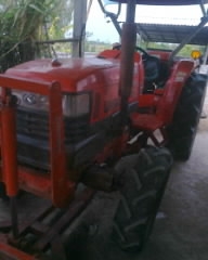 KUBOTA L4508 - 2 เพลา อุปกรณ์เพียบพร้อม มีโรตารี่ ใบมีดดันหน้า ผานพรวนดิน 6 รถสภาพดีมากนะครับไม่ช้ำเลย ช่วงล่างหนึบ ยางสภาพดีหน้าหลังประมาณ 70\% พร้อมใช้งาน เอกสารเล่มทะเบียนครบพร้อมโอน ราคาต่อรองได้ครับ