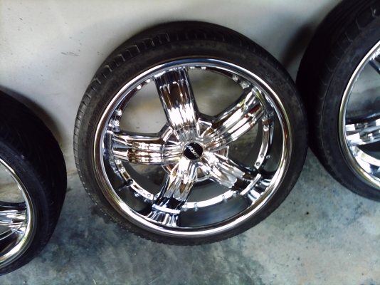 ขายล้อแม็กขอบ20หกรูพร้อมยางครับ