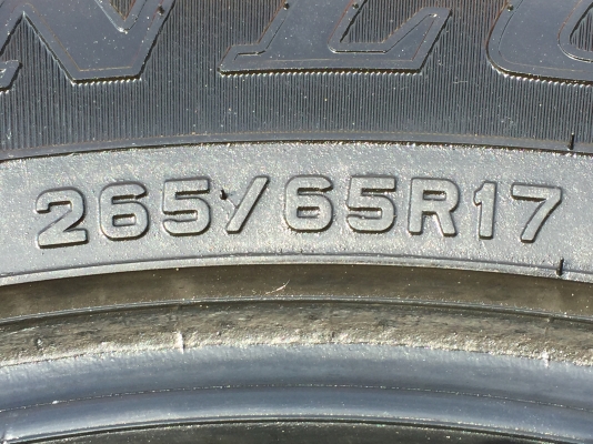 ยาง Dunlop 265 65 17 กลางปี17 ดอกเต็ม เนื้อนิ่มๆ ใช้ยาว ราคาไม่แพง