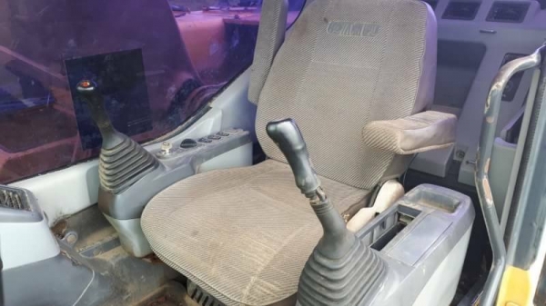 ขาย1,250,000 KOMATSU pc 200-7 เอกสารเล่มทะเบียน ไฟฟ้าครบ เครื่องดี ปั้มแรง เอวแน่น ช่วงล่างเต็ม รถสวยพร้อมใชั รถอยู่ บุรีรัมย์ 090-772-3710 090-772-3708