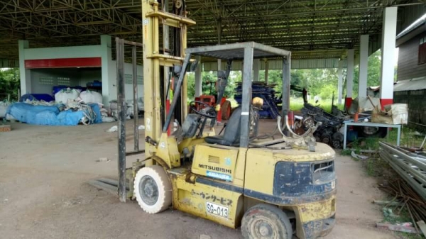 ขายด่วน โพลคลิฟ MITSUBISHI 2.5 ตัน ยกสูง4เมตร ใช้งานสองระบบ เบนซิน+แก๊ส สนใจสอบถามไว้ใช้งาน 093 0764943 คุณ ตั้ม